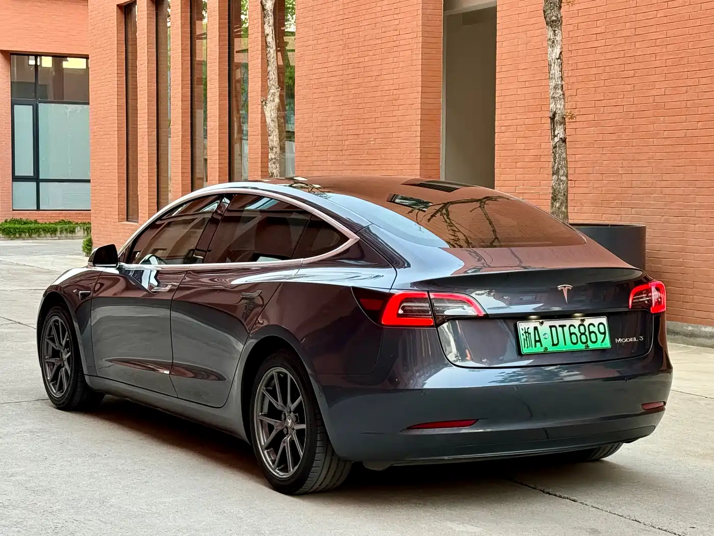 TESLA MODEL 3