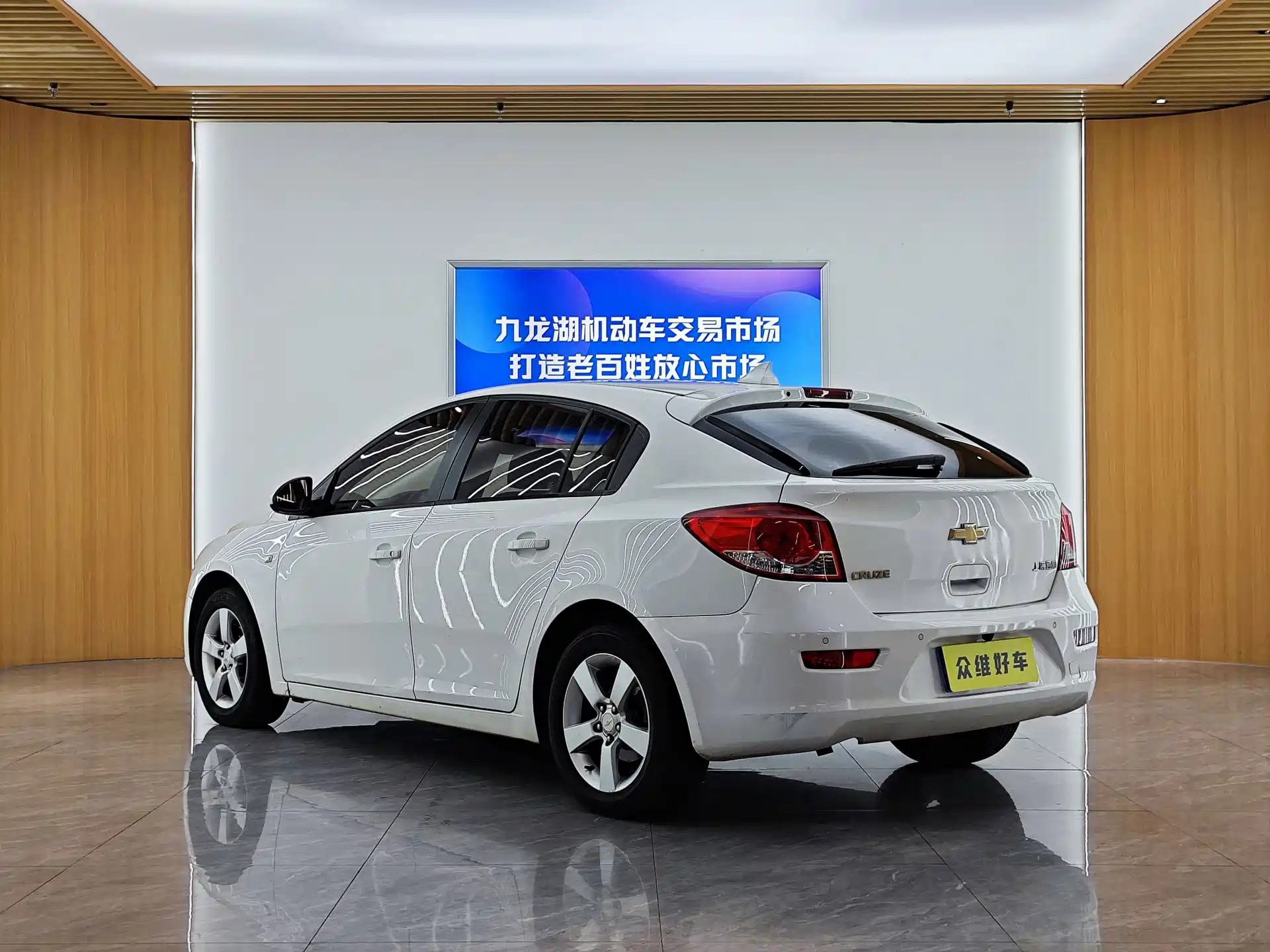 Фото 7 - Chevrolet Cruze