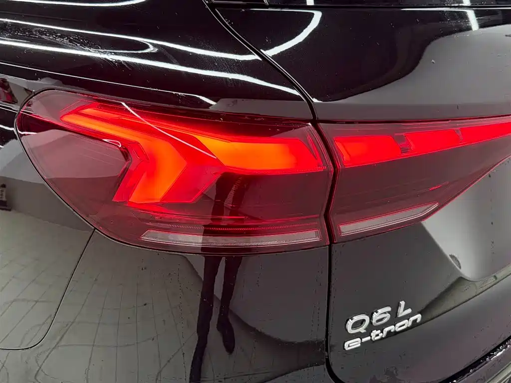 AUDI Q6L E TRON