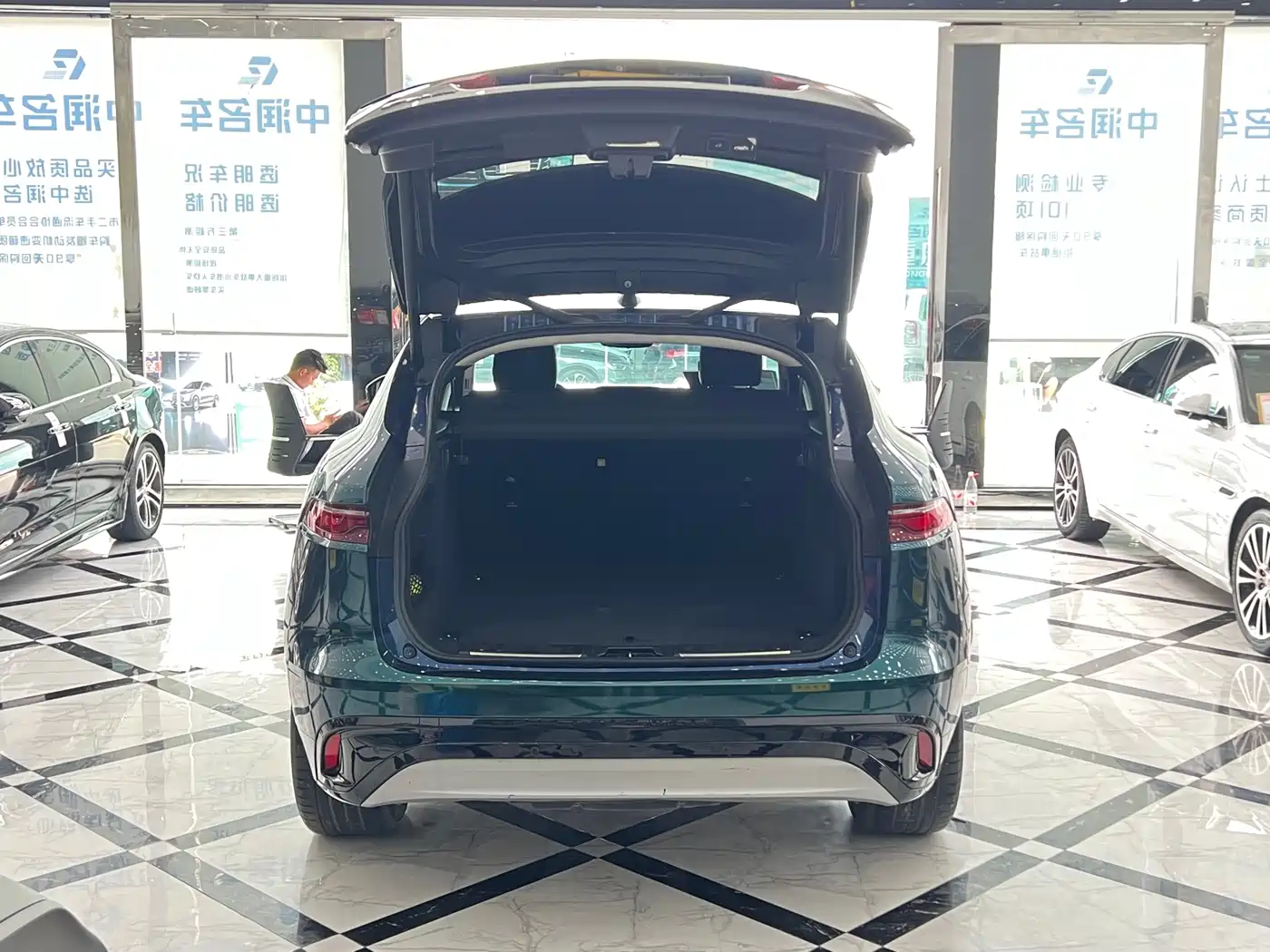Jaguar F-PACE 2021 250PS фото 15