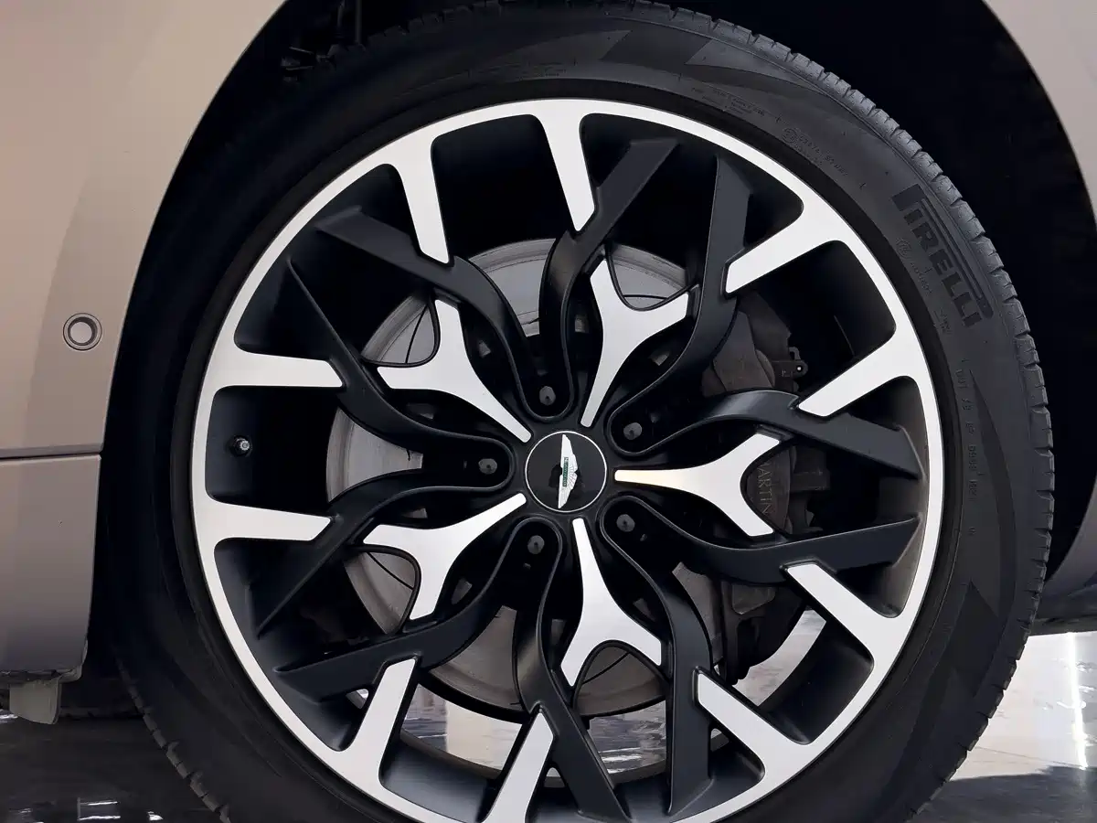 Фото 8 - Aston Martin DBX