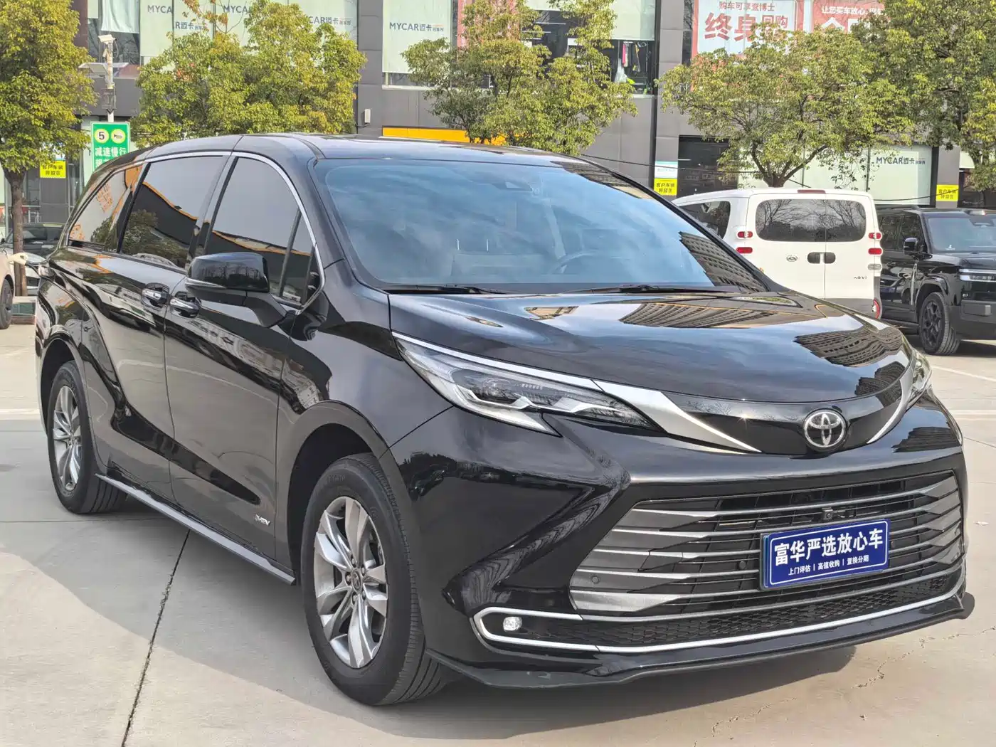 Toyota Sienna 2024 2.5L Hybrid 4WD Premium Edition фото 3