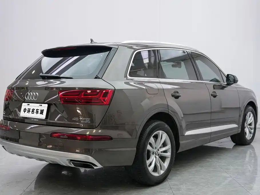 Фото 17 - Audi Q7