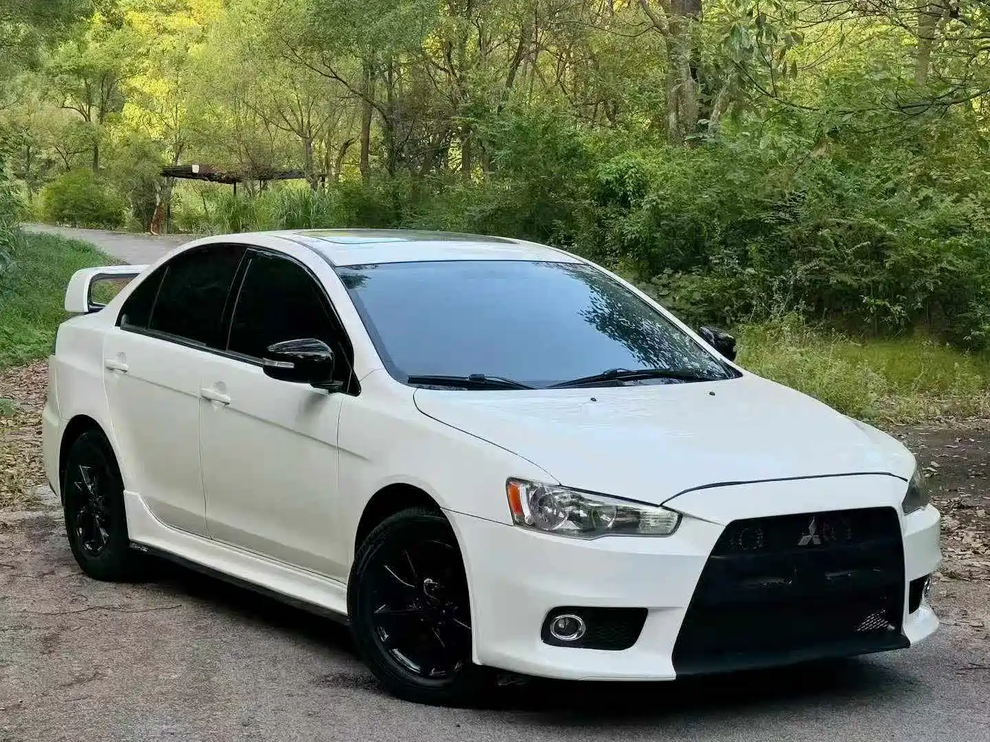 Photo 3 - Mitsubishi Lancer EX