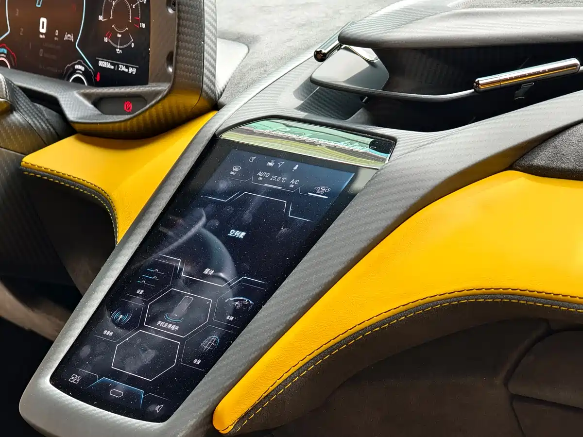 LAMBORGHINI REVUELTO