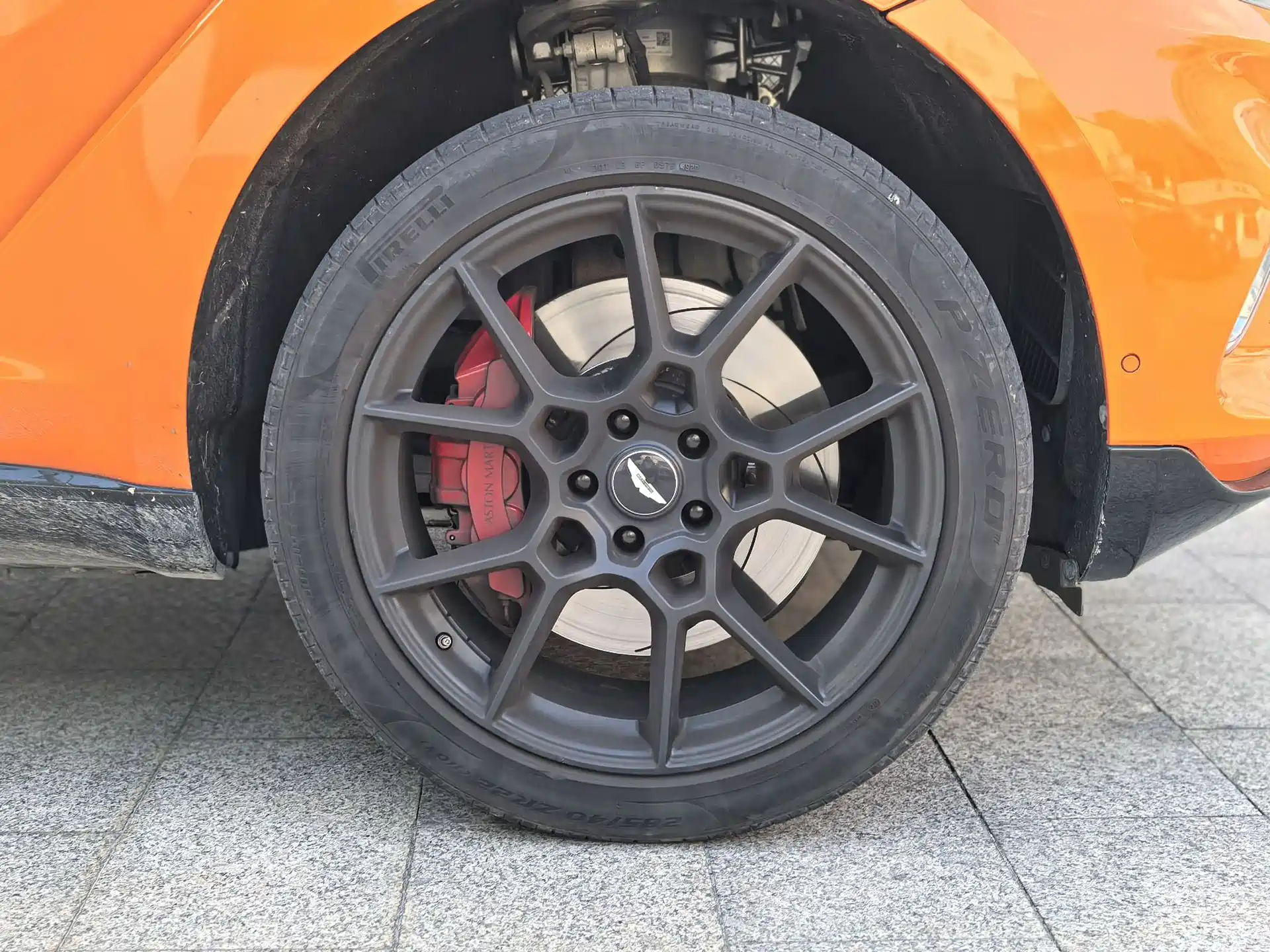 Фото 4 - Aston Martin DBX