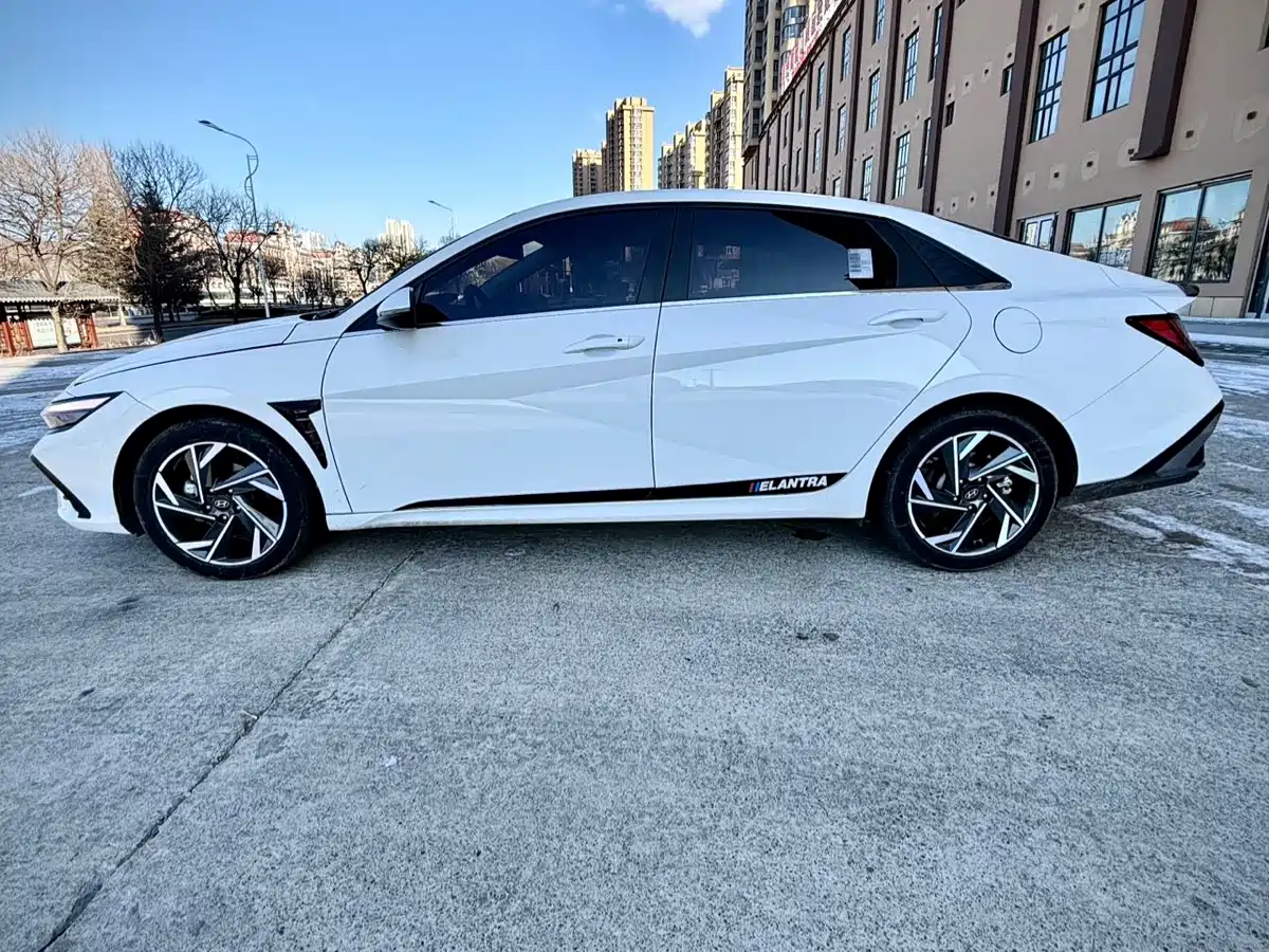 Hyundai Elantra 2023 Model 1.5L CVT LUX Premium Edition фото 8