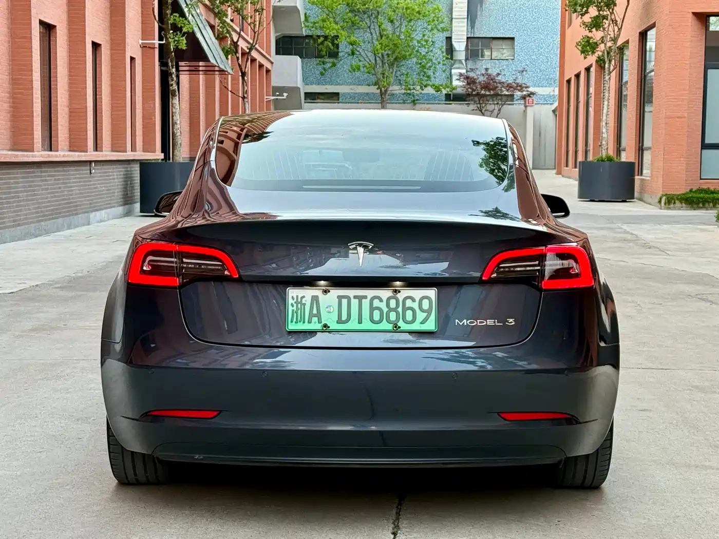 TESLA MODEL 3