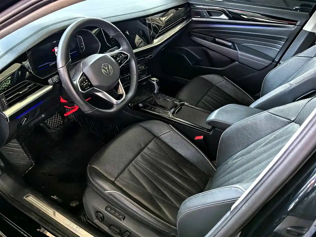 Volkswagen Passat 2022 330TSI Starlight Luxury Edition фото 4