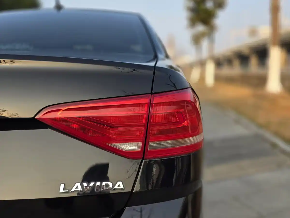 Volkswagen Lavida 2015 1.6L Automatic Comfort Edition фото 19