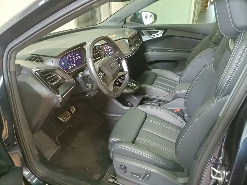 AUDI Q4 E TRON