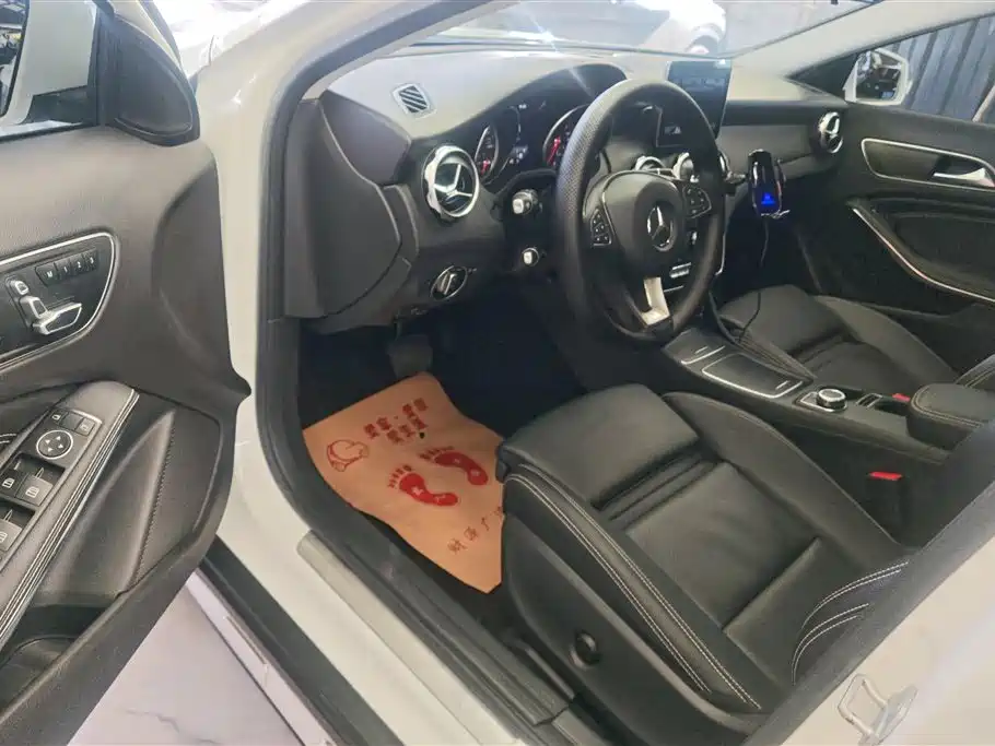 Mercedes-Benz GLA 2018 GLA 200 Dynamic фото 9
