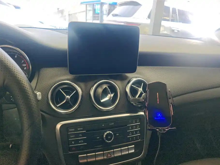 Mercedes-Benz GLA 2018 GLA 200 Dynamic фото 13