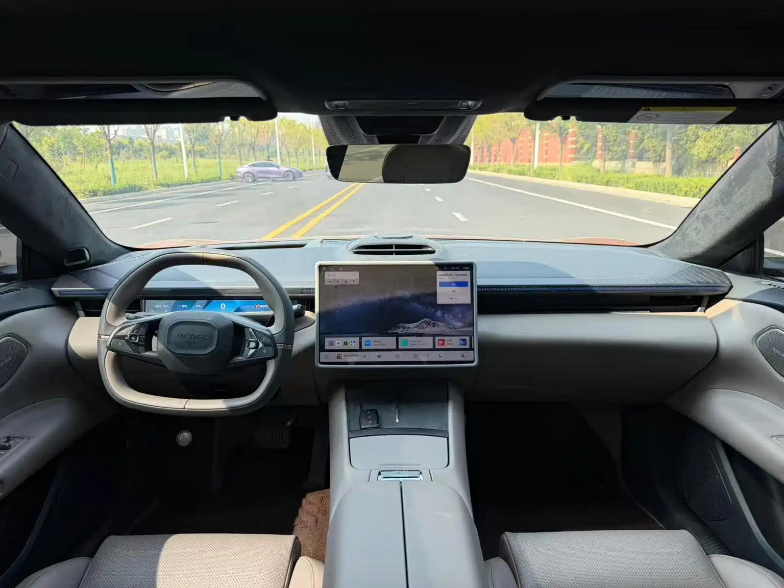 Photo 5 - Lynk & Co Z10