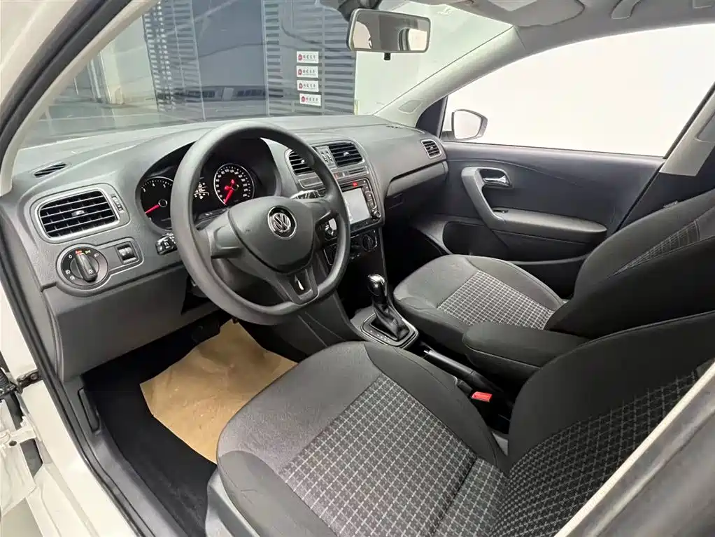 Volkswagen Polo 2014 1.6L Automatic Comfort Edition фото 3