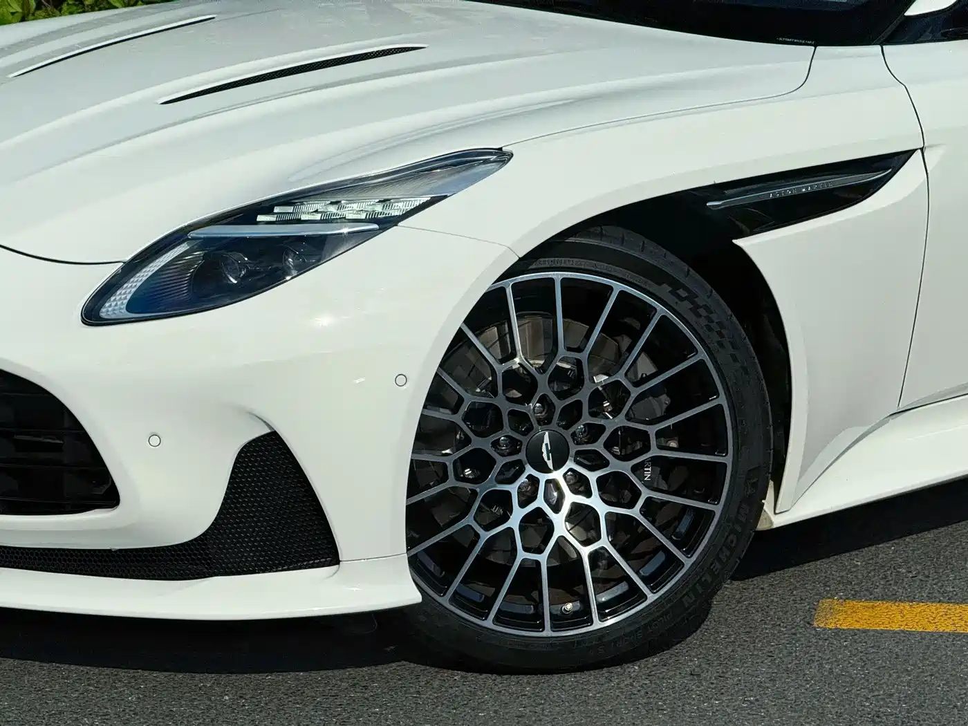 Aston Martin DB12 2023 4.0T V8 Coupe фото 6
