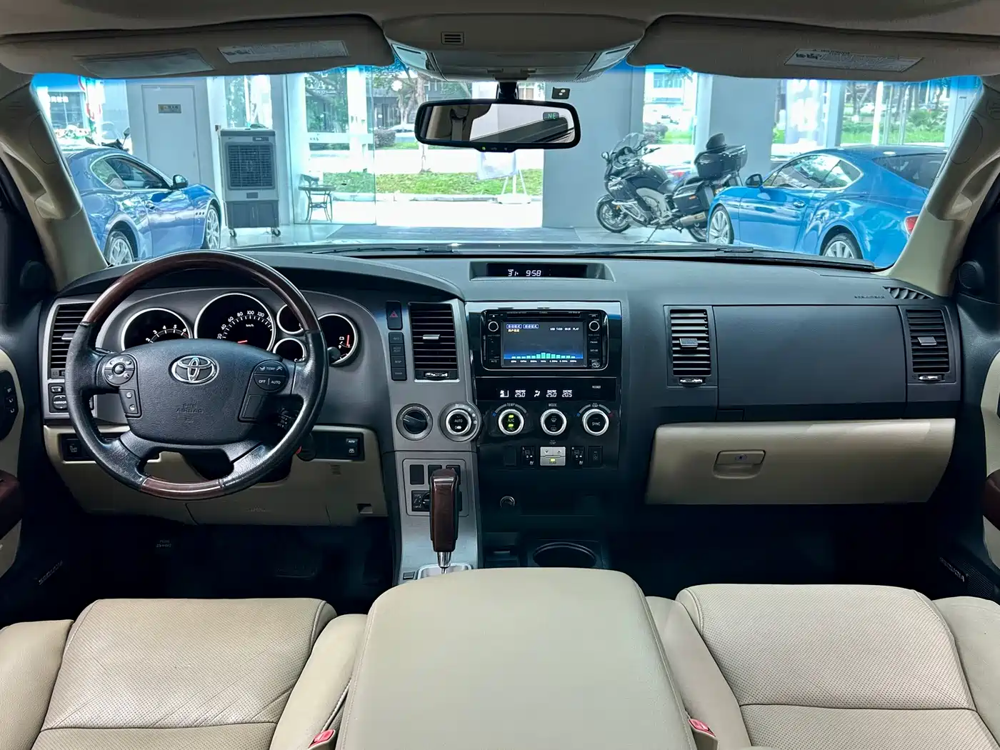 Toyota Sequoia 2010 5.7 Platinum Edition фото 5