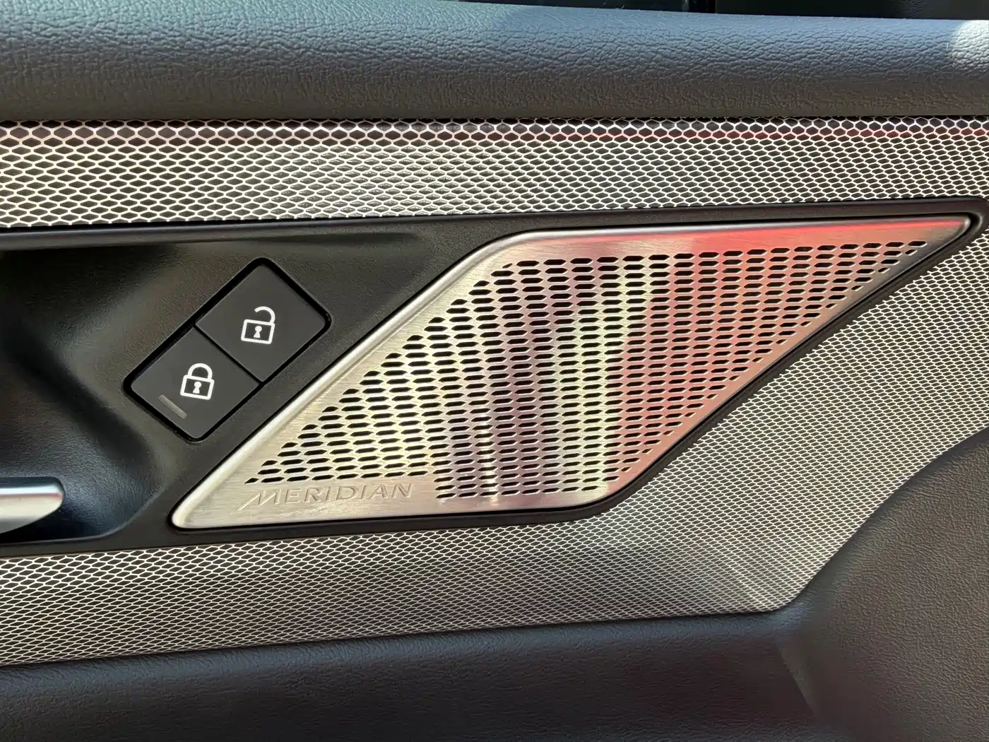 Jaguar XEL 2024 2024 Model 2.0T 250PS R-DYNAMIC S Gloss Black Sport Edition