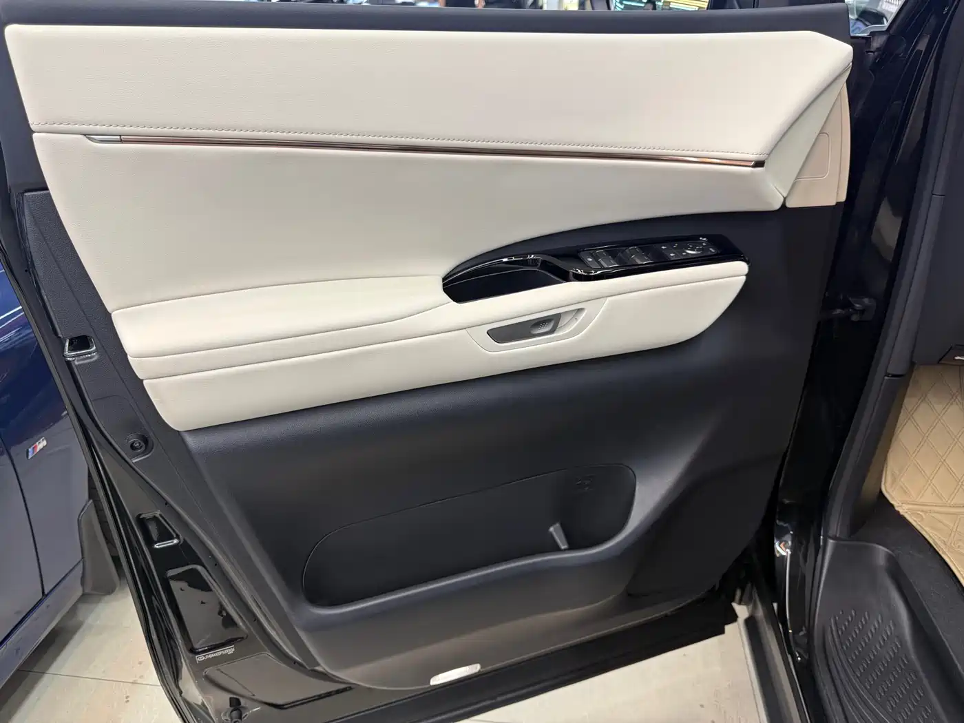 Lexus LM 2023 500h 6-Seater Prestige Edition фото 8