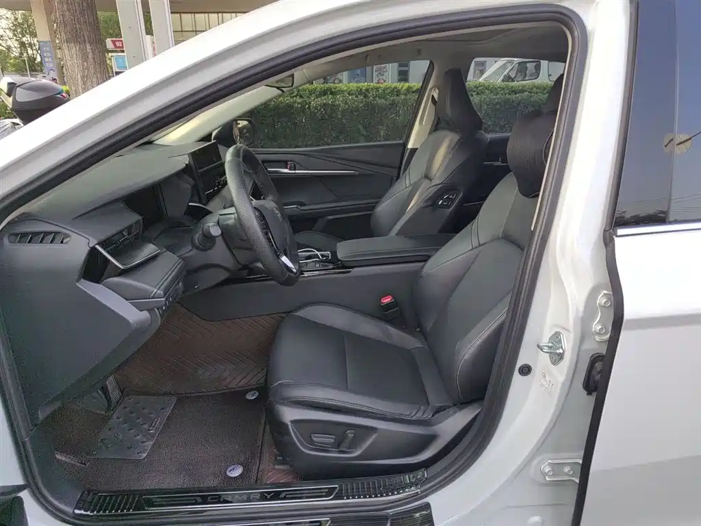 Toyota Camry 2024 Hybrid 2.0HE Elite Edition фото 8