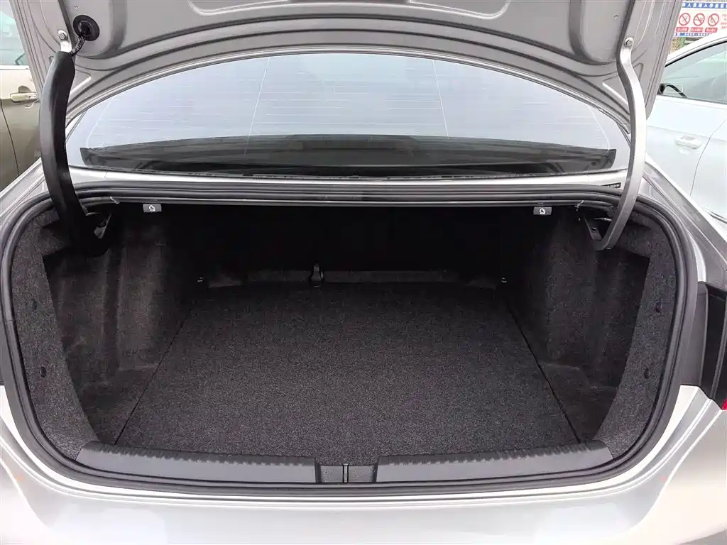 Volkswagen Sagitar 2014 1.6L Manual Comfort фото 10