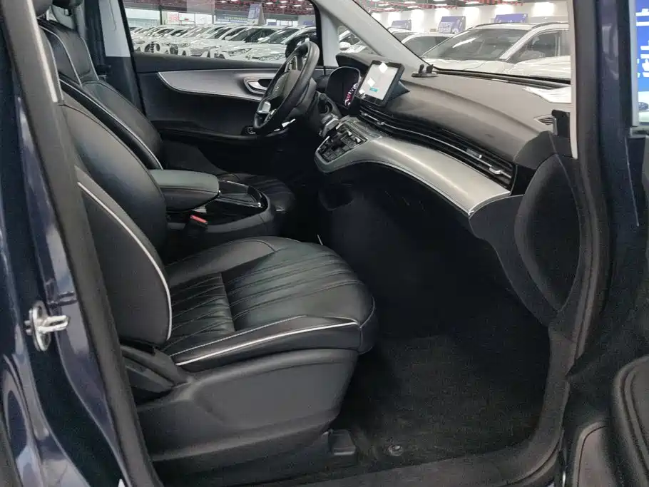 Фото 8 - Roewe iMAX8