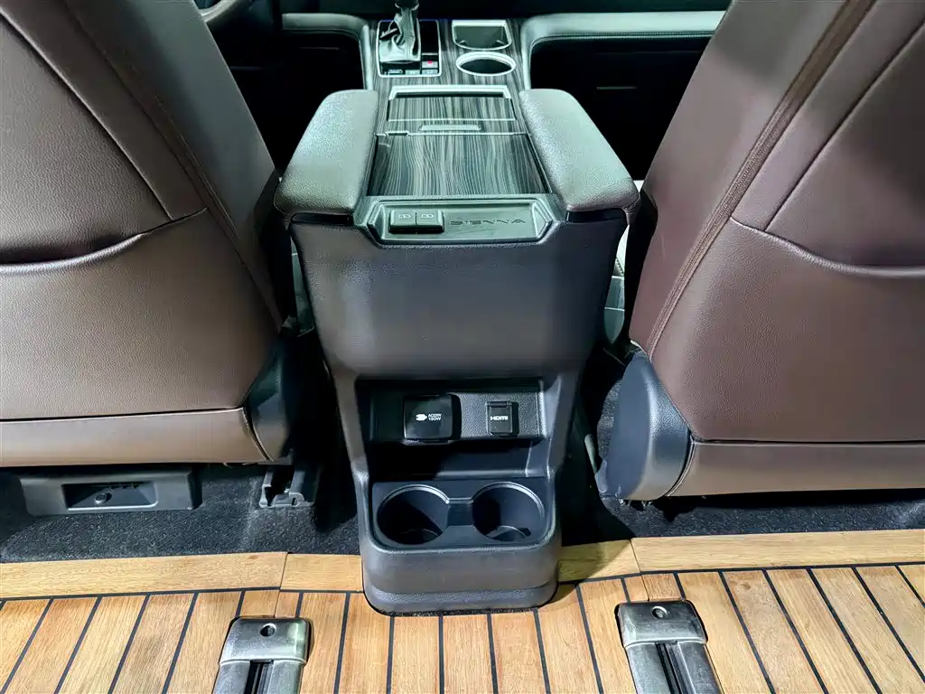 Toyota Sienna 2023 2.5L Hybrid Platinum Edition фото 24