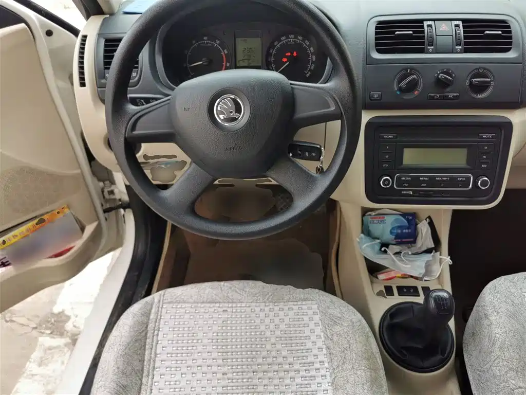 Škoda Fabia 2014 1.4L Manual Crystal Edition фото 7
