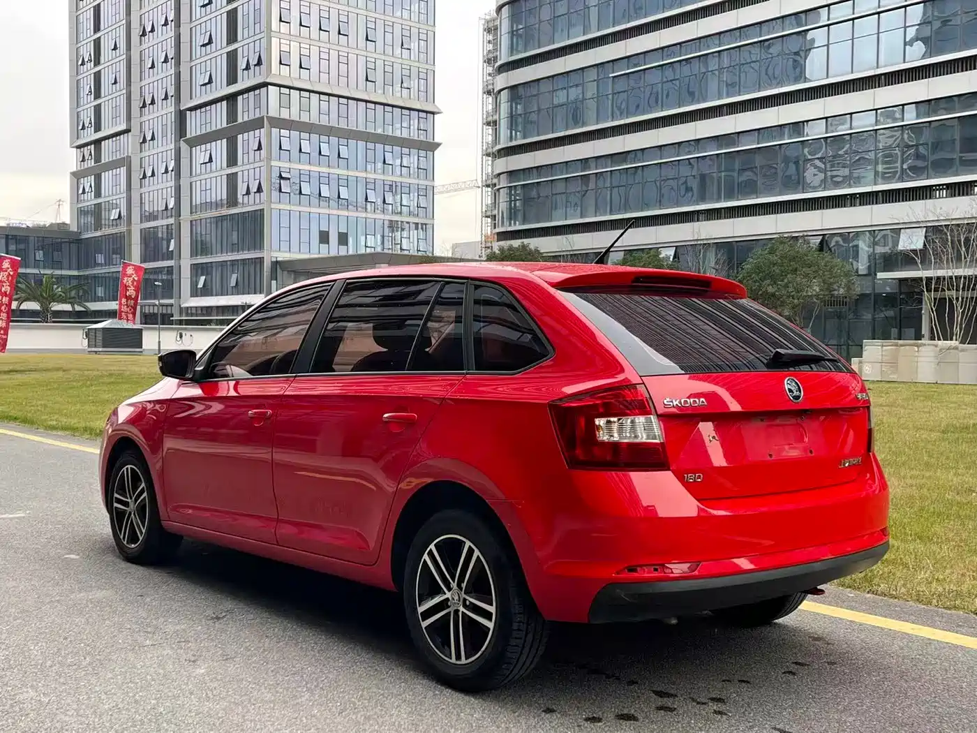 Škoda Skoda Rapid Spaceback 2018 1.6L Automatic Standard фото 5