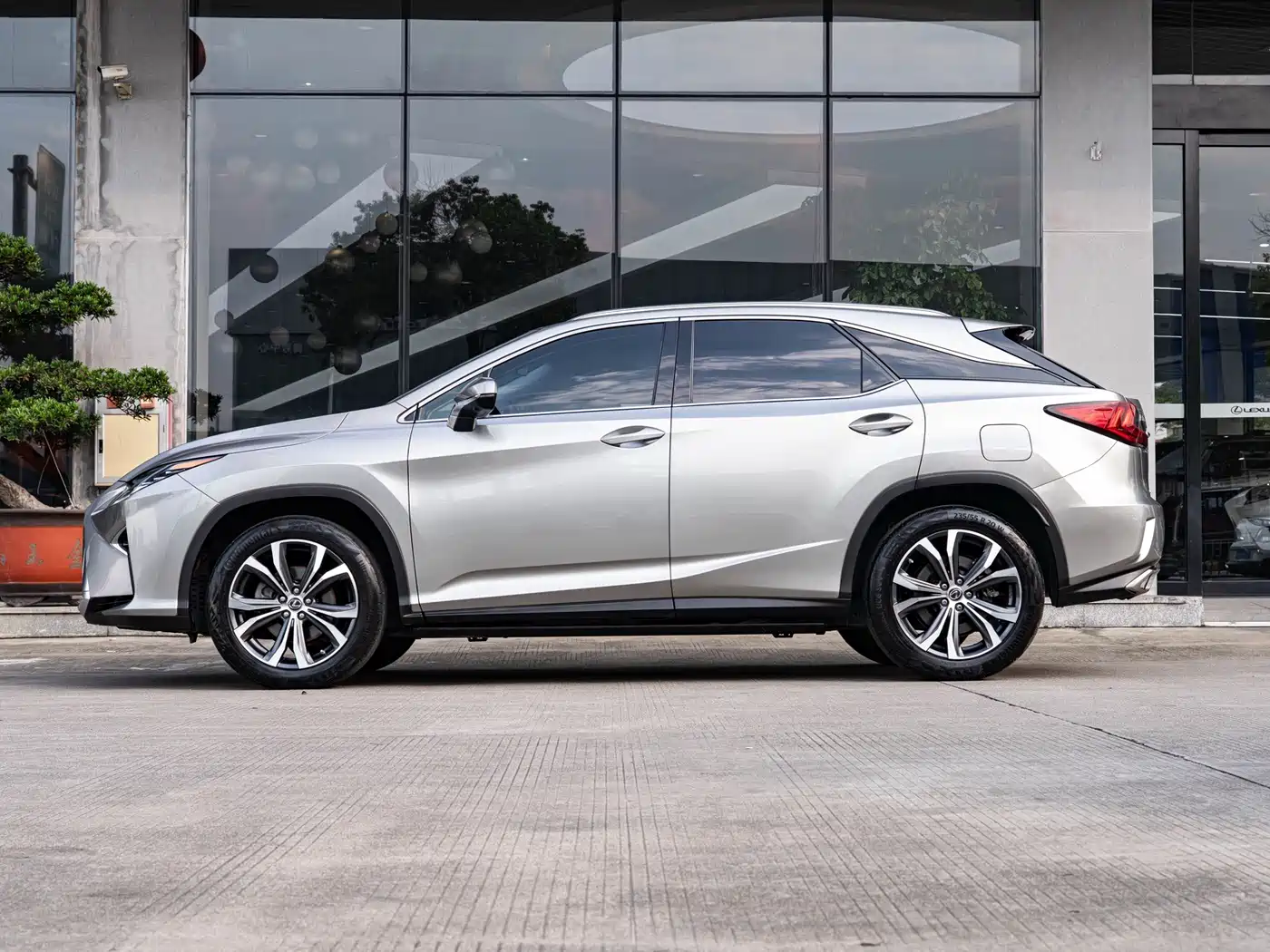 Фото 4 - Lexus RX