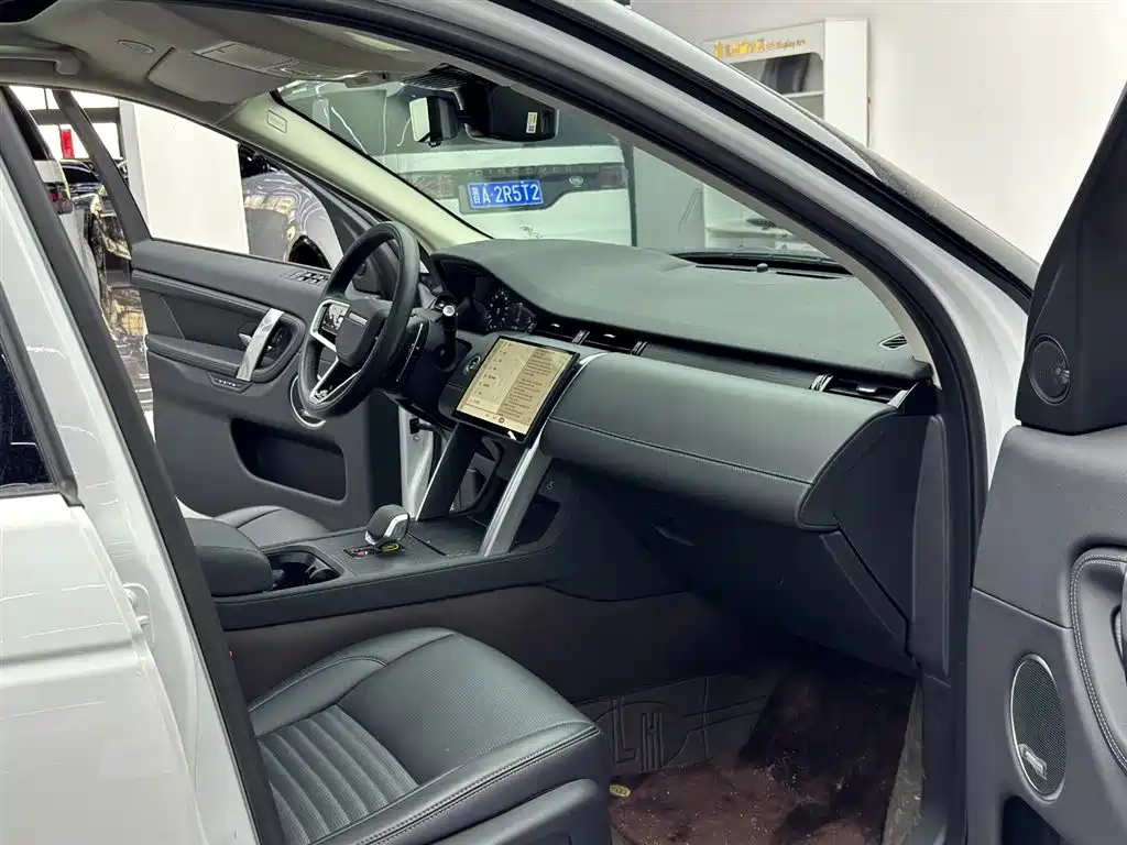 Land Rover Discovery Sport 2024 Luxury Custom Edition фото 8