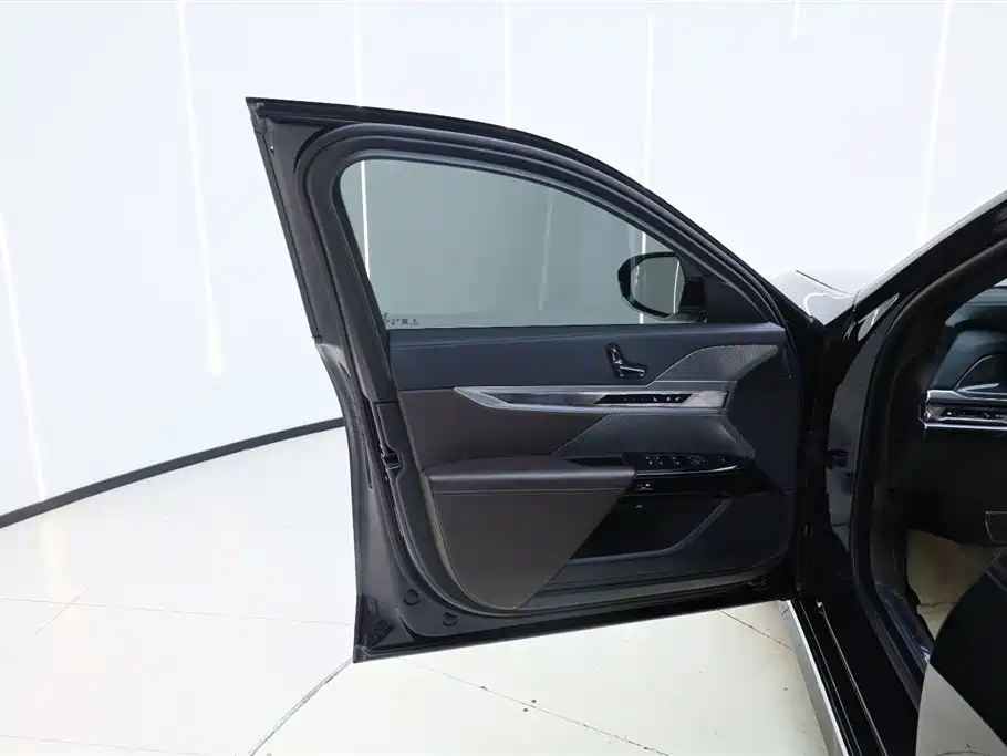 BMW 7 Series 2023 740Li Exclusive M Sport Package фото 27