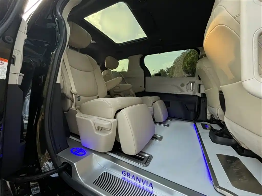 Toyota Granvia 2022 2.5L Hybrid Noble Edition фото 18