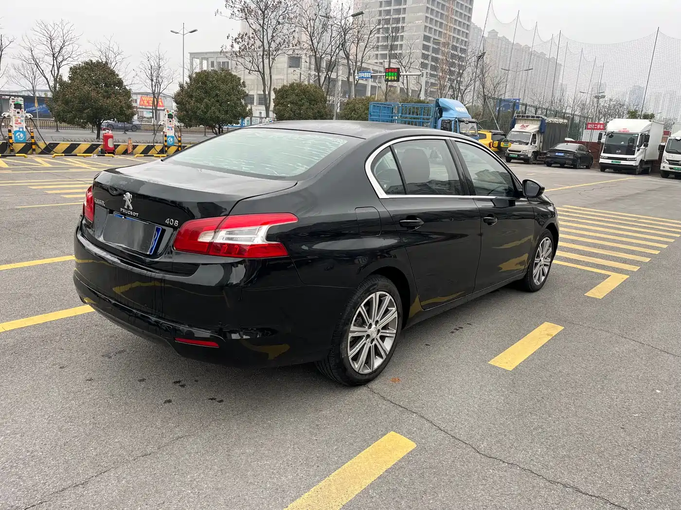 PEUGEOT 408