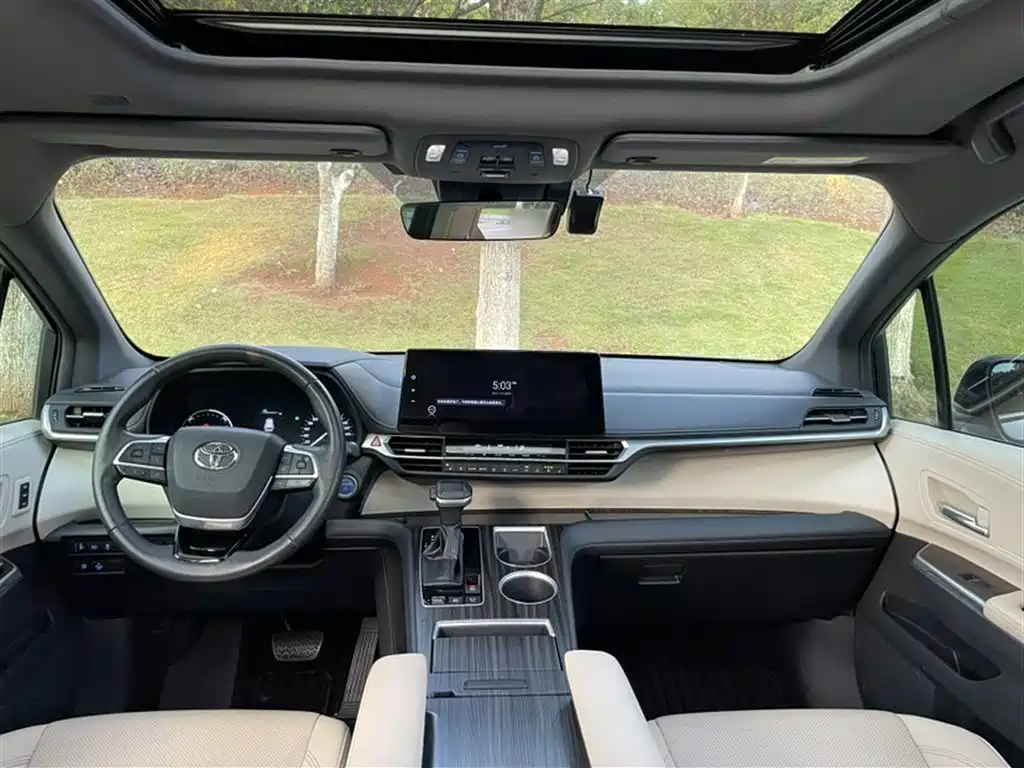 Toyota Granvia 2022 2.5L Hybrid Noble Edition фото 19