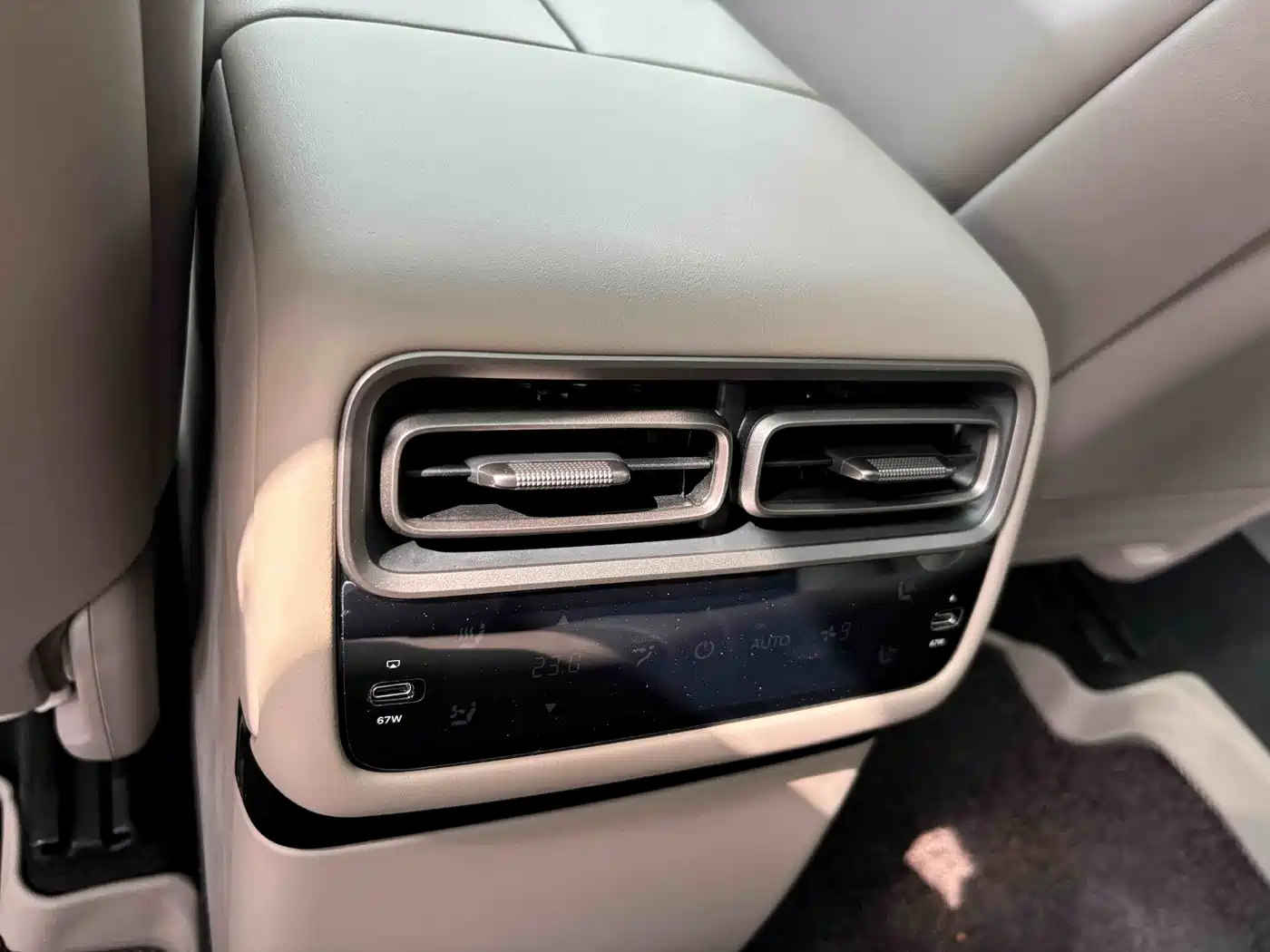 Photo 10 - Li Auto i6