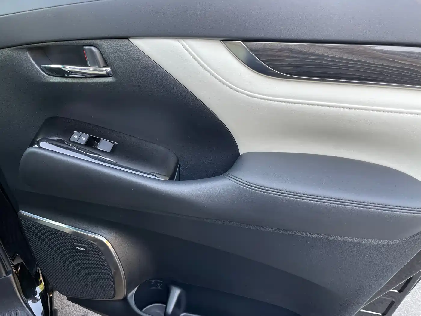 Lexus LM 2020 300h Seven-Seater Elegance Edition фото 24