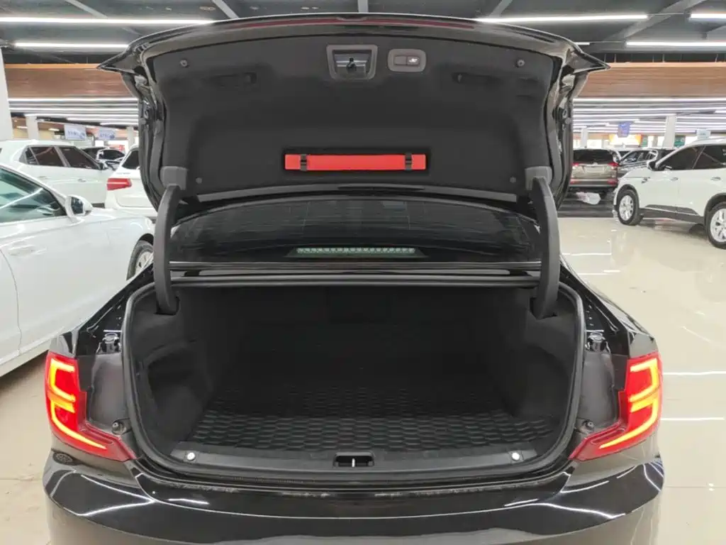 Photo 19 - Volvo S90