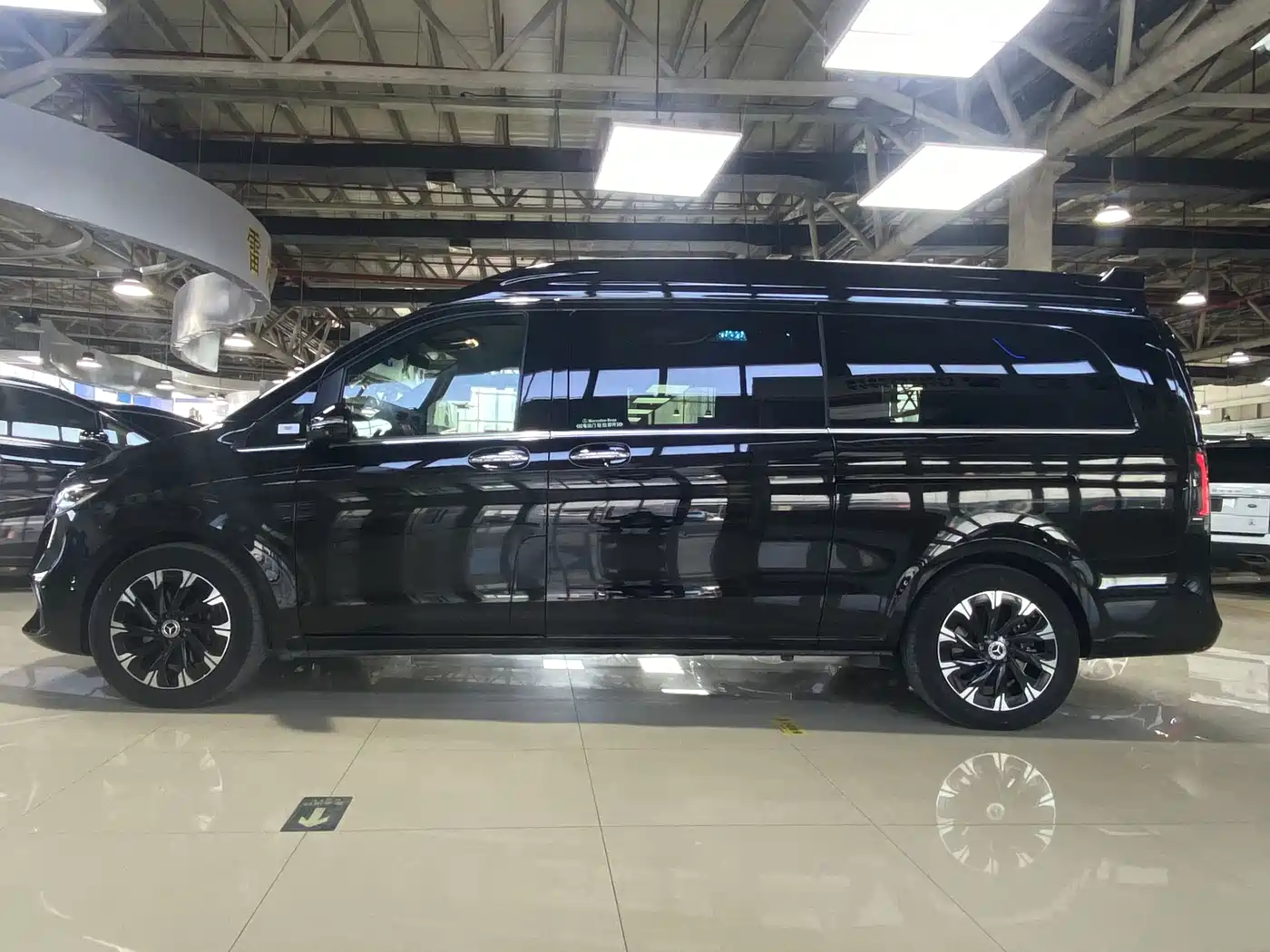 Mercedes-Benz V-Class 2024 V 300 L Long Wheelbase Luxury Edition фото 21
