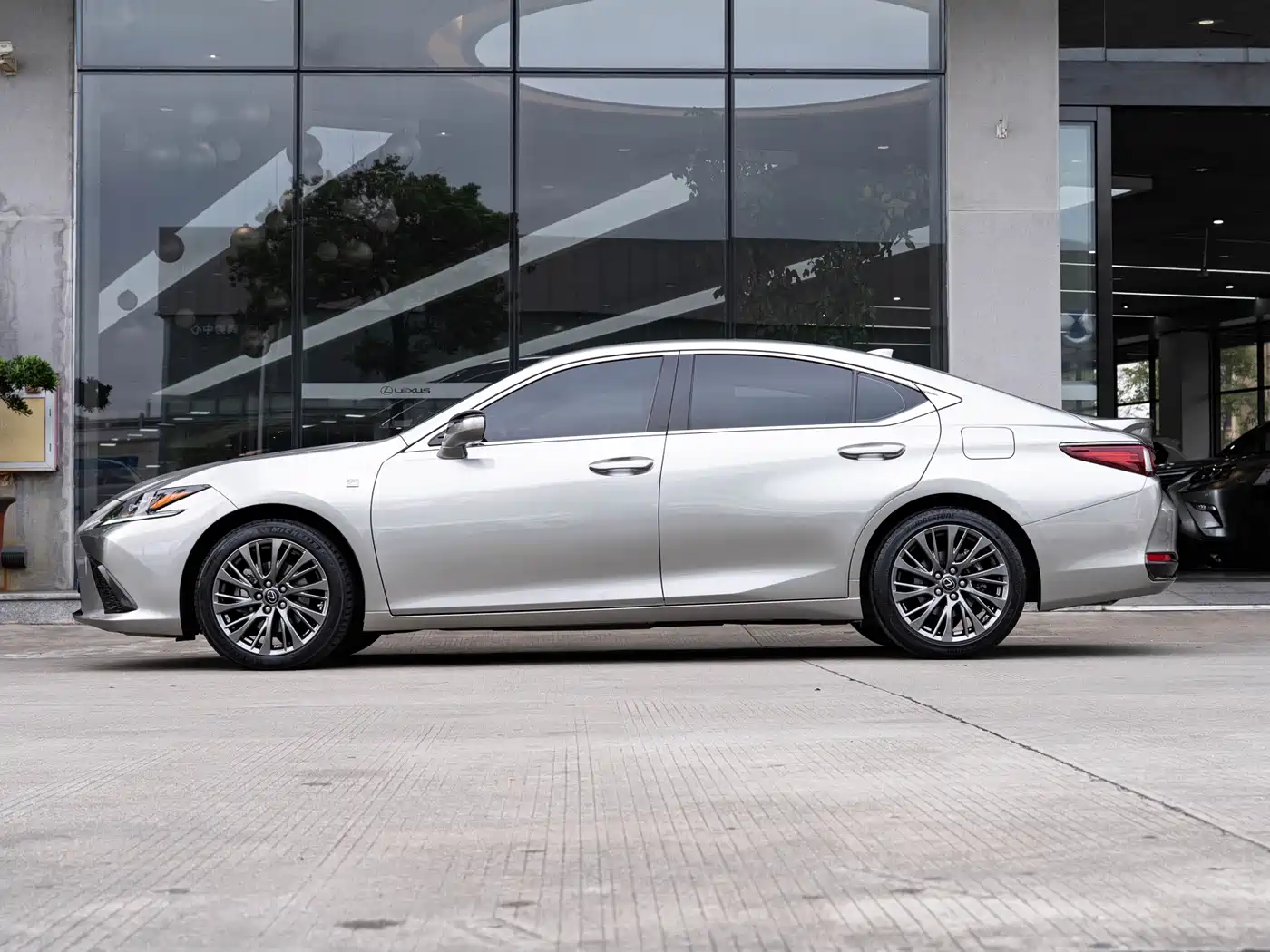 Lexus ES 2018 260 F SPORT (China V) фото 4