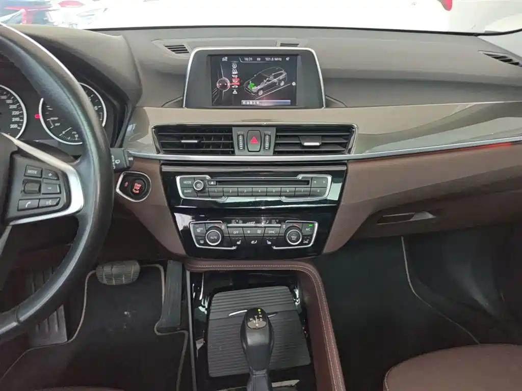 BMW X1 2016 sDrive20Li Luxury Model фото 12
