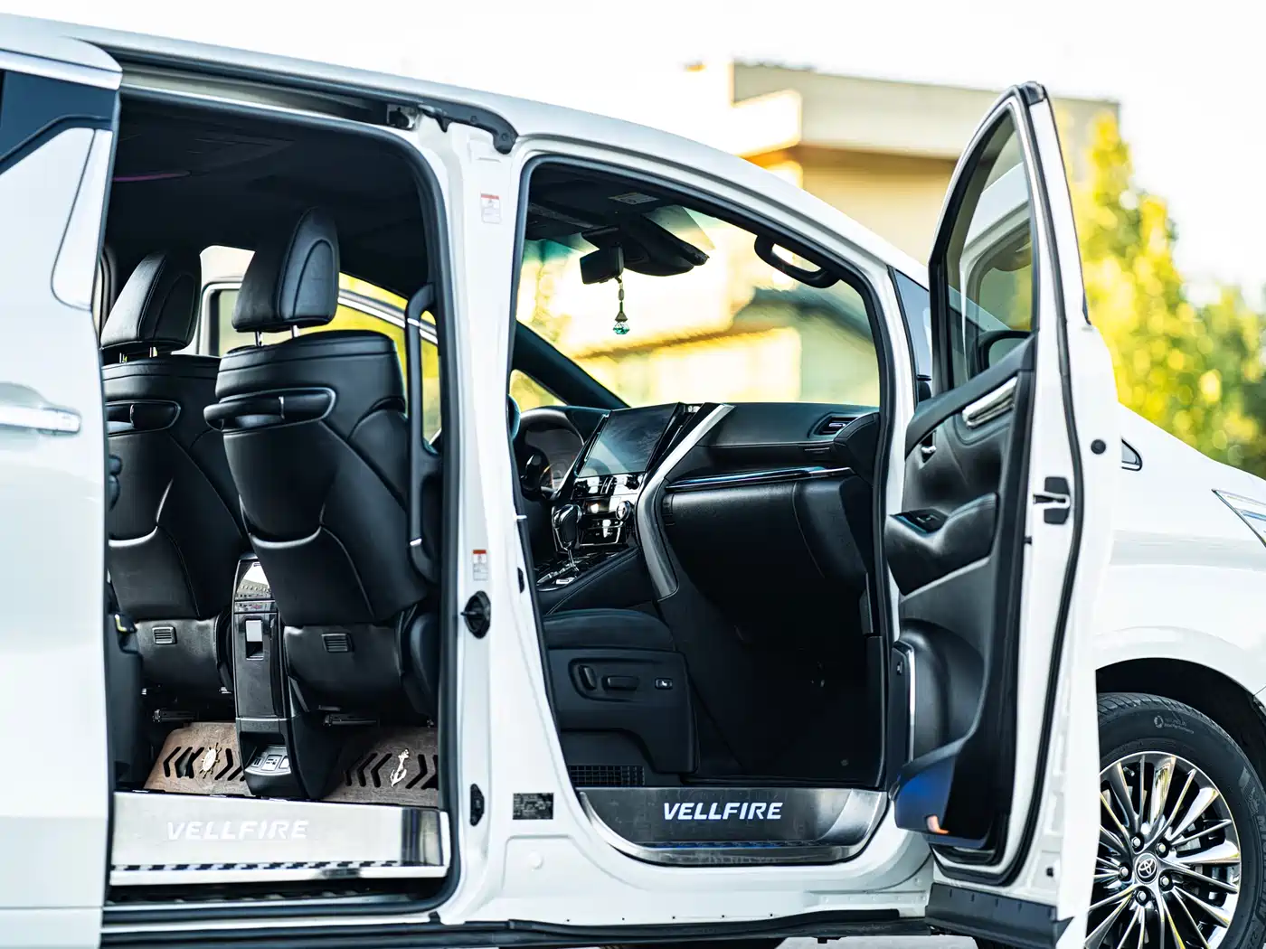 Toyota Vellfire 2020 Twin Engine 2.5L HV Premium Edition фото 8