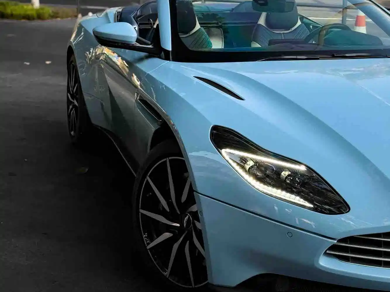ASTON MARTIN DB11