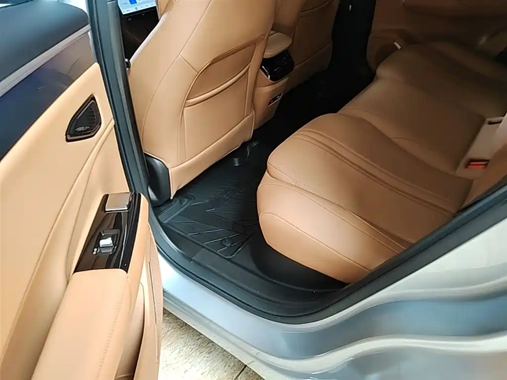 Geely Galaxy Galaxy L7 2025 EM-i 115km Explorer+ Edition фото 17