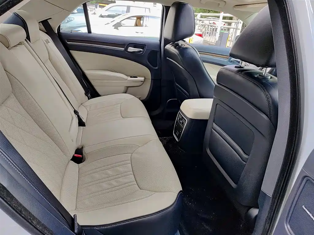 Chrysler 300C (Import) 2016 3.0L Beyond Edition фото 11