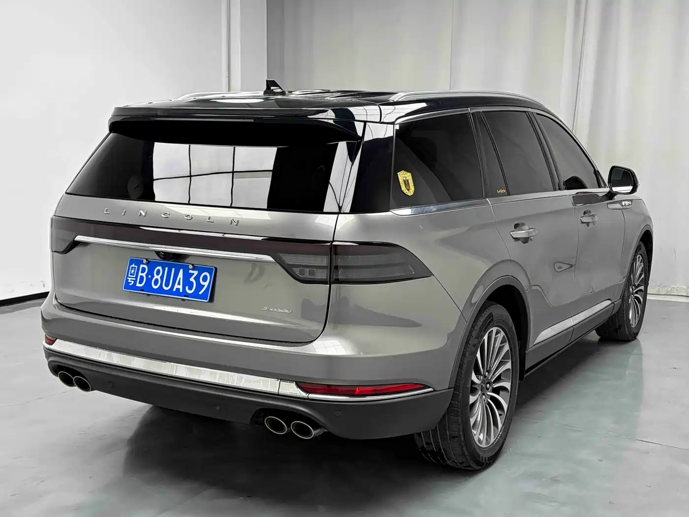 Photo 8 - Lincoln Aviator