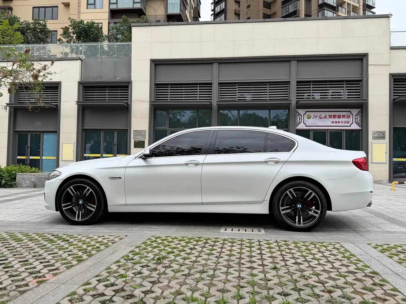 BMW 5 Series 2014 535Li Leadership фото 13