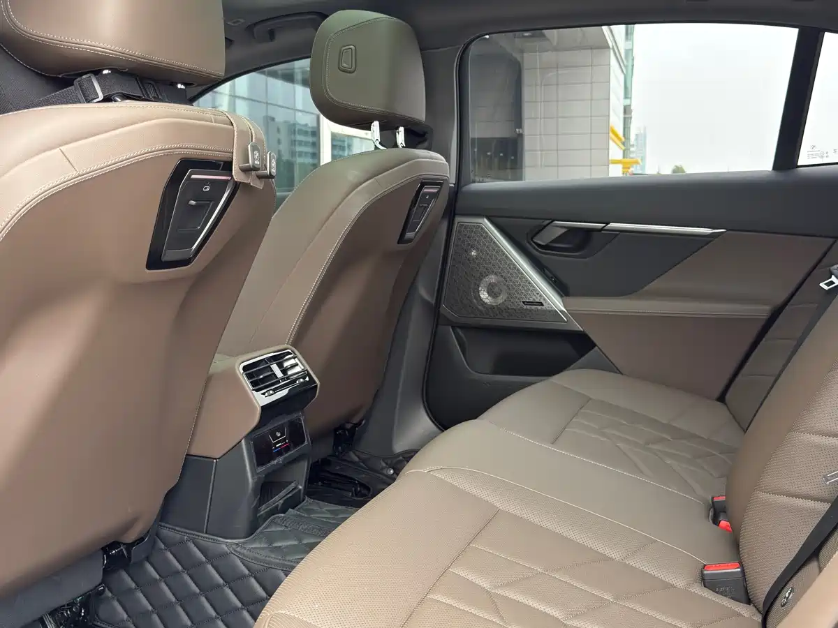 BMW 5 Series 2024 530Li Leading M Sport Package фото 9