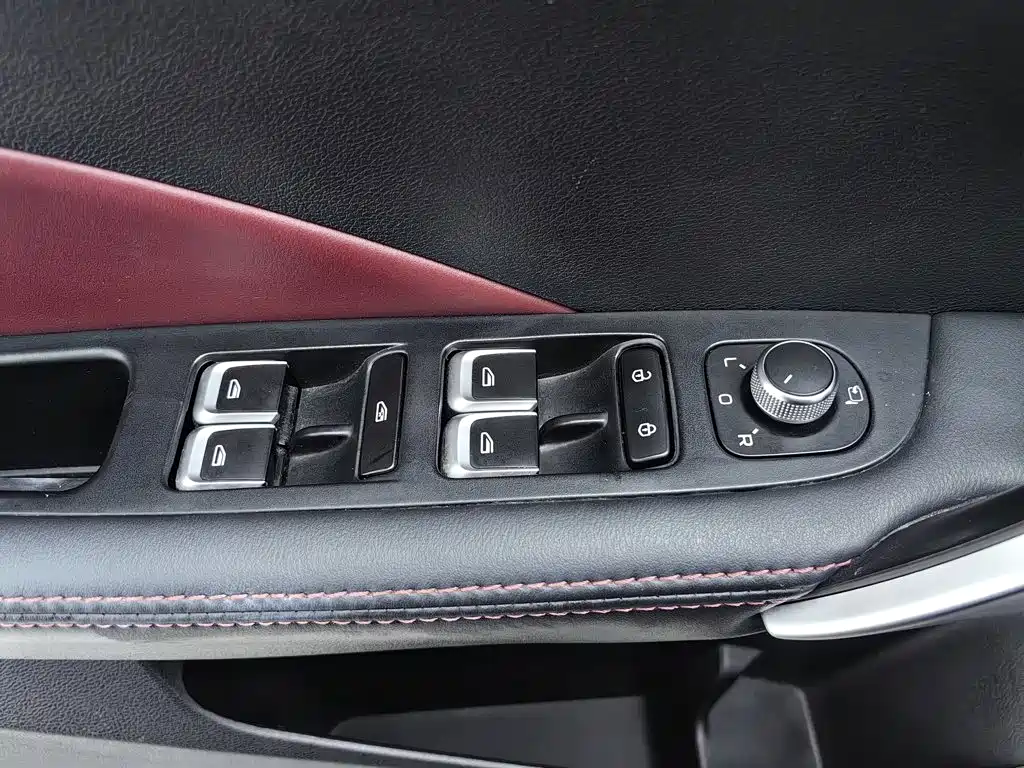 Фото 9 - Geely Binyue