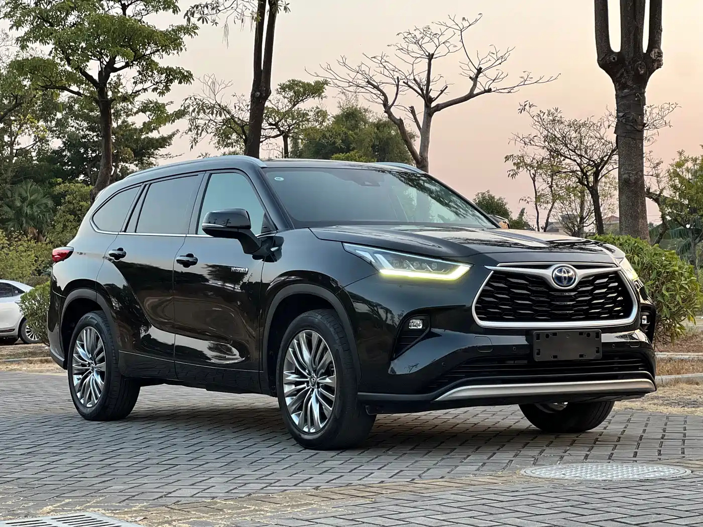 Toyota Highlander 2022 Dual Engine 2.5L 2WD Premium 7-Seater фото 3